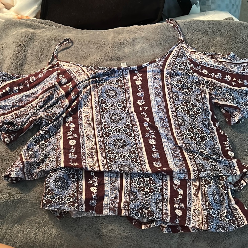Cut out shoulder flowy top